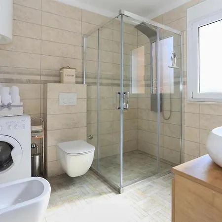 Διαμέρισμα With Parking Space Kastel Gomilica, - 20245 *