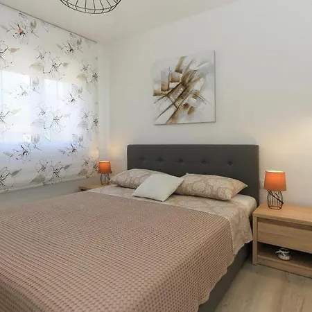 Daire With Parking Space Kastel Gomilica, - 20245 Kastela