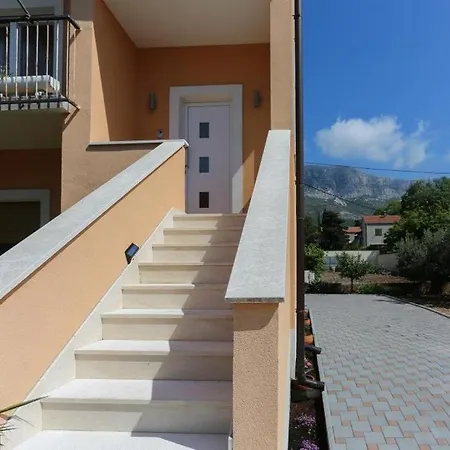 Lägenhet With Parking Space Kastel Gomilica, - 20245